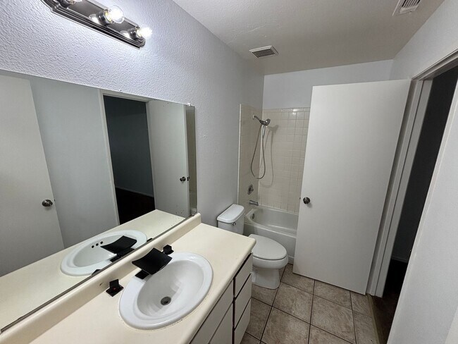 Building Photo - Rosemont Condo - Spacious & Updated 2-Bed, 1-Bath Condo with In-Unit Laundry!