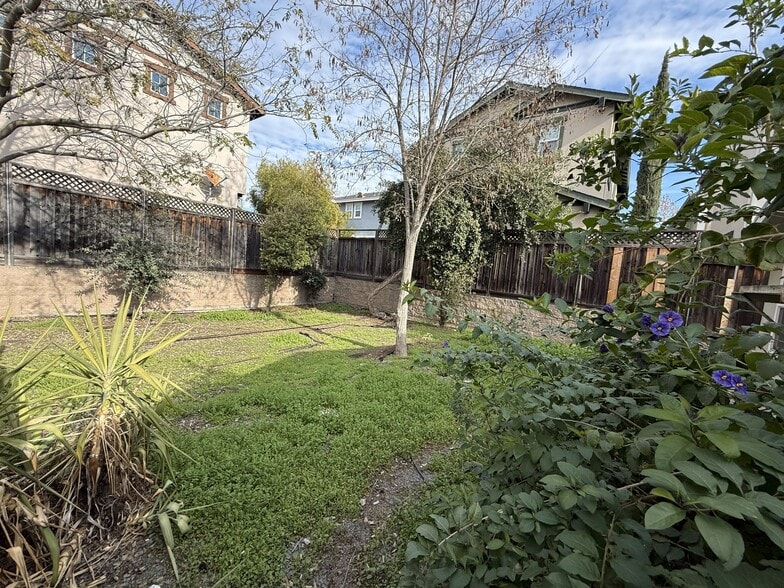 Building Photo - 2875 Euclid Ave