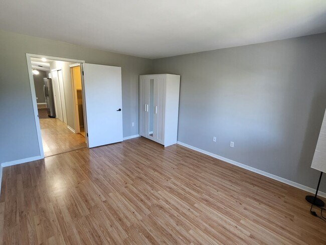 Building Photo - 3 bedroom Kenosha condo