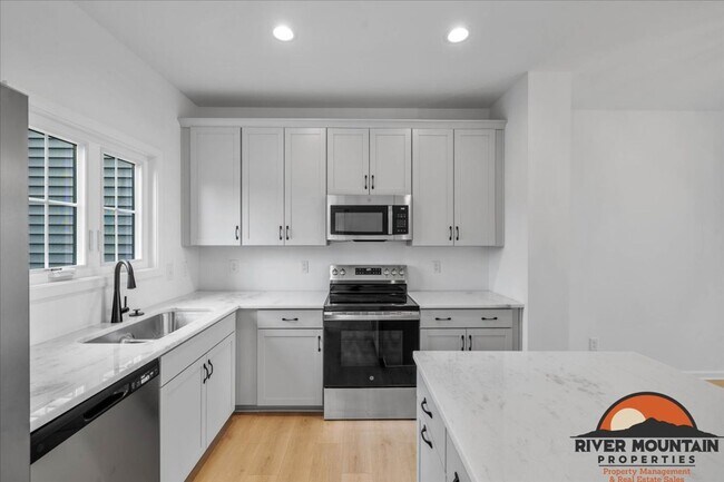 Building Photo - Spacious Townhome with Garage and Bonus Space in Blacksburg