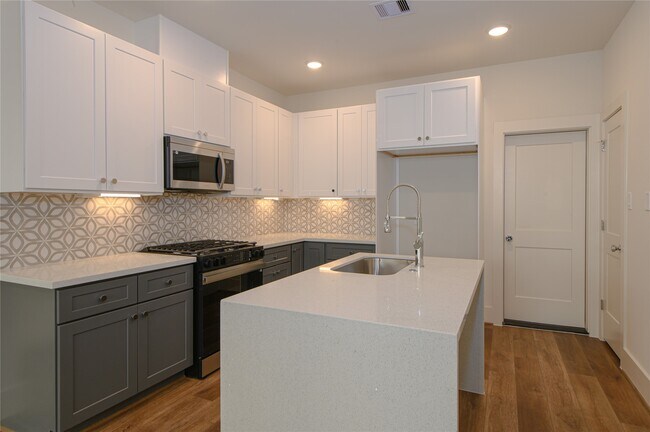 Building Photo - 881 Rachel St