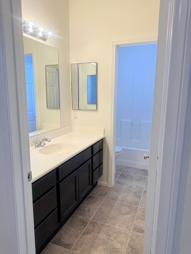 Building Photo - 3 bed 2 car garage condo for rent in Murrieta