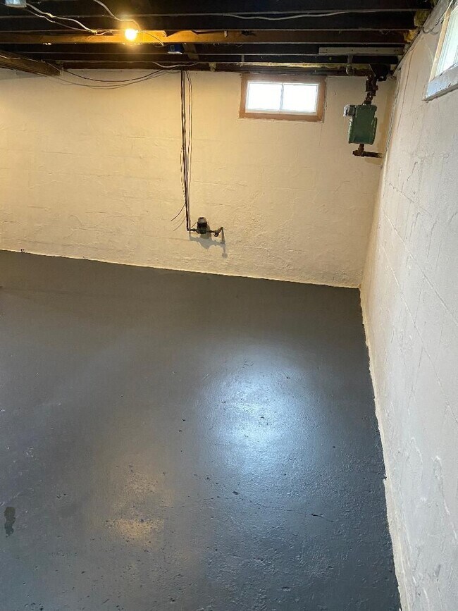Building Photo - 3 Bedroom, 1 Bathroom SINGLE FAMILY HOME f...