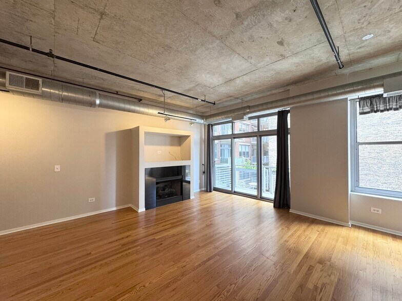 Building Photo - 933 W Van Buren St