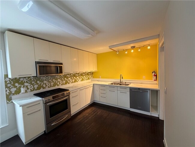 Building Photo - 166 E 3rd St