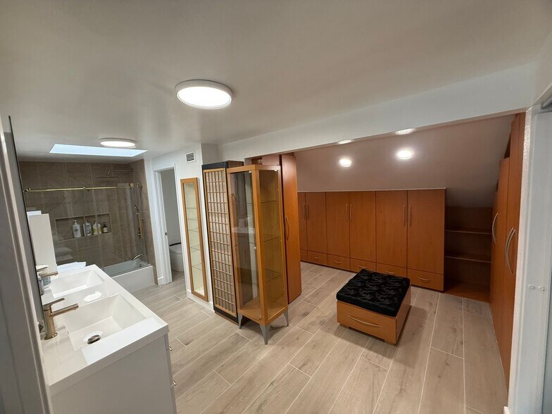 Building Photo - 10302 Parkview Ave