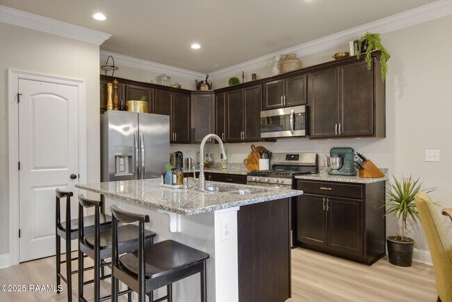 Building Photo - 301 Oak Hill Ln