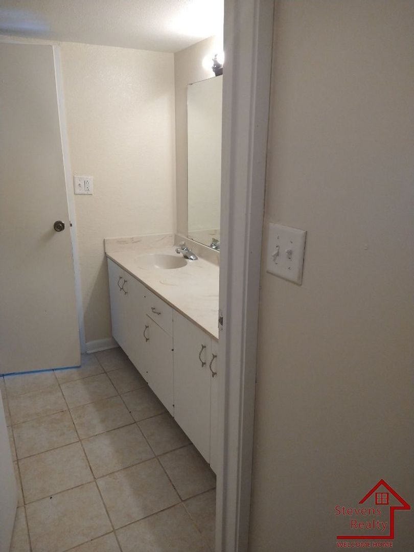 Building Photo - 915 S Seminole Dr