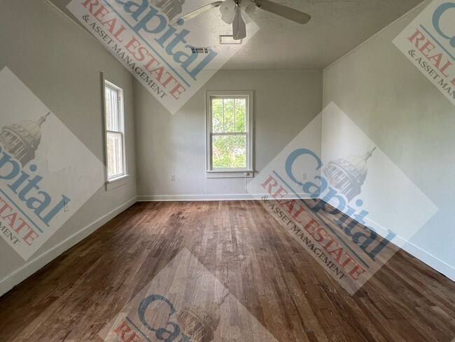 Building Photo - Spacious 3 Bedroom
