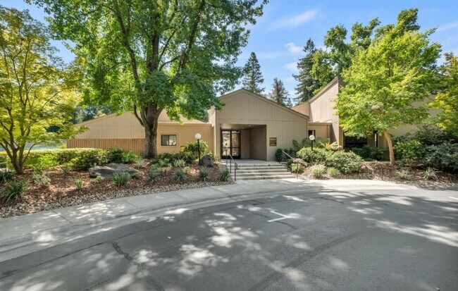 Building Photo - BEAUTIFUL 2 STORY CONDO IN THE CAMPUS COMM...