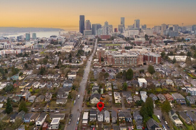 Building Photo - Duplex upper unit in Central District - Upper