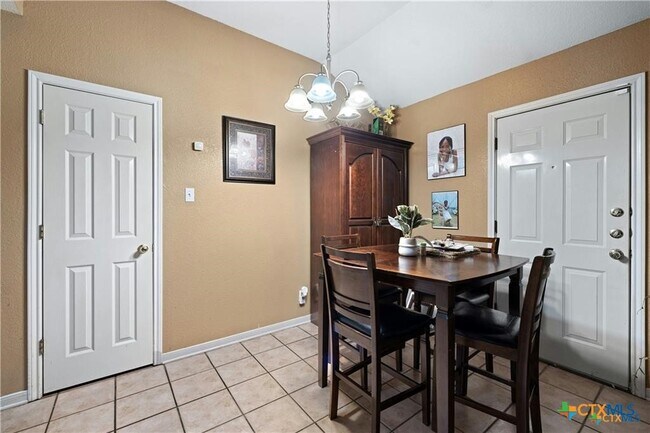 Building Photo - 3210 Raven Dr