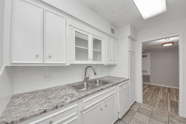 Building Photo - 2744 Briarhurst Dr