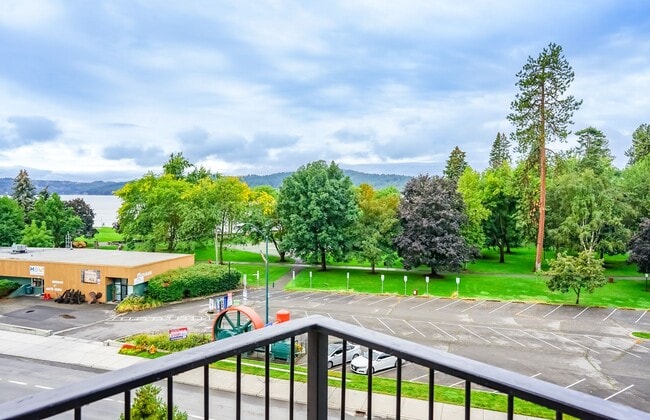 Building Photo - Furnished condo with a view of the lake an...