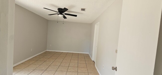 Building Photo - NEWLY REMODELED!  2 BED / 1 BATH / 1 CAR G...