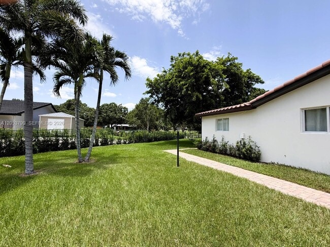Building Photo - 10950 SW 40 Ct
