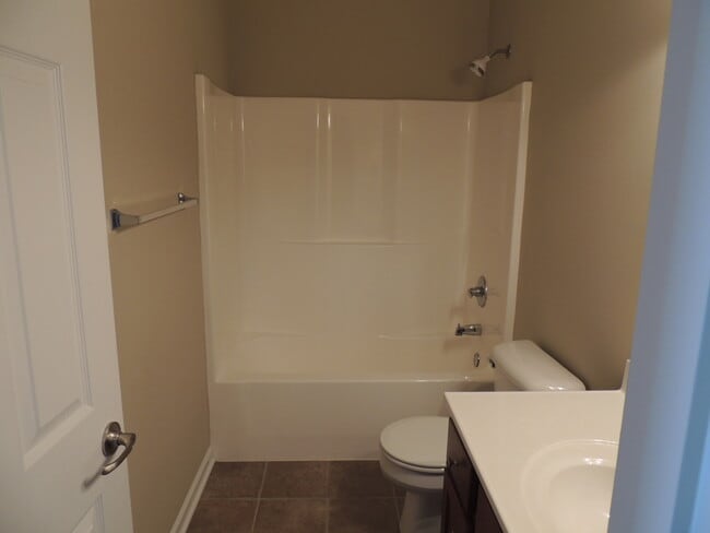 Building Photo - 2 bed, 2 bath, 2 car garage ranch style townhouse in N. Knoxville