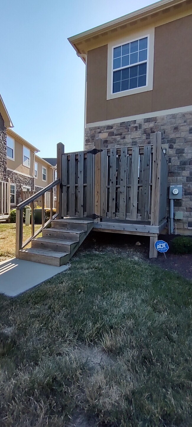 Building Photo - 15881 Valley View Dr