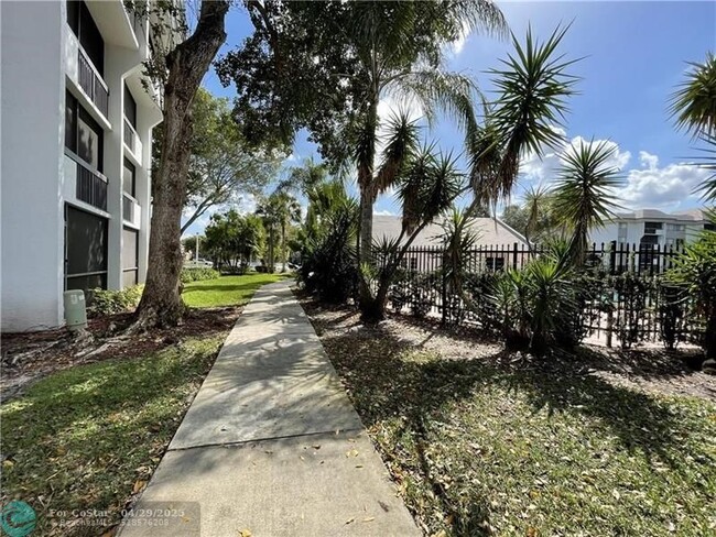 Building Photo - 711 N Pine Island Rd