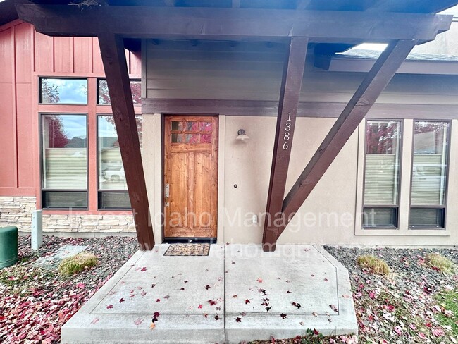 Building Photo - Rarely available in the most preferred Riv...