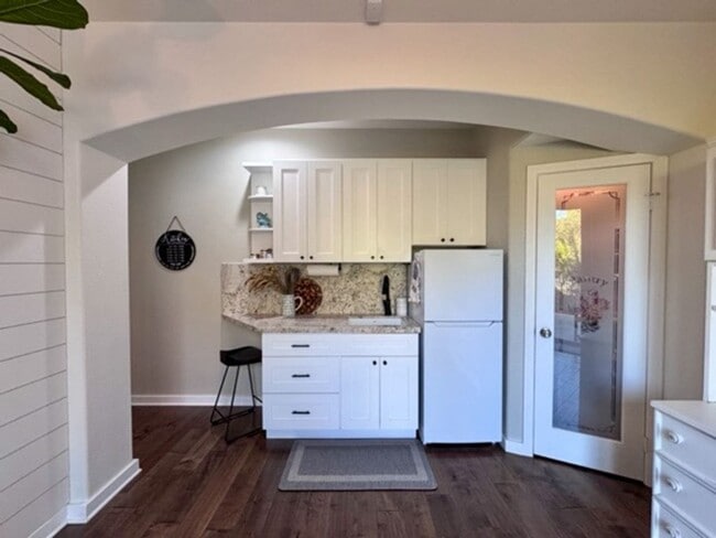 Building Photo - For Lease – Fully Renovated & Furnished Ne...
