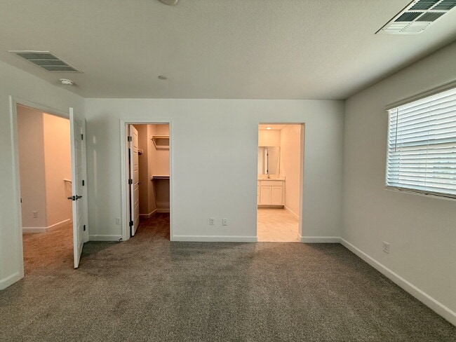 Building Photo - 3 BED 2.5 BATH 2 CAR GARAGE TOWNHOUSE IN CADENCE HENDERSON WITH LOFT