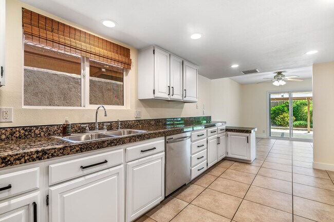 Building Photo - 51550 Avenida Mendoza