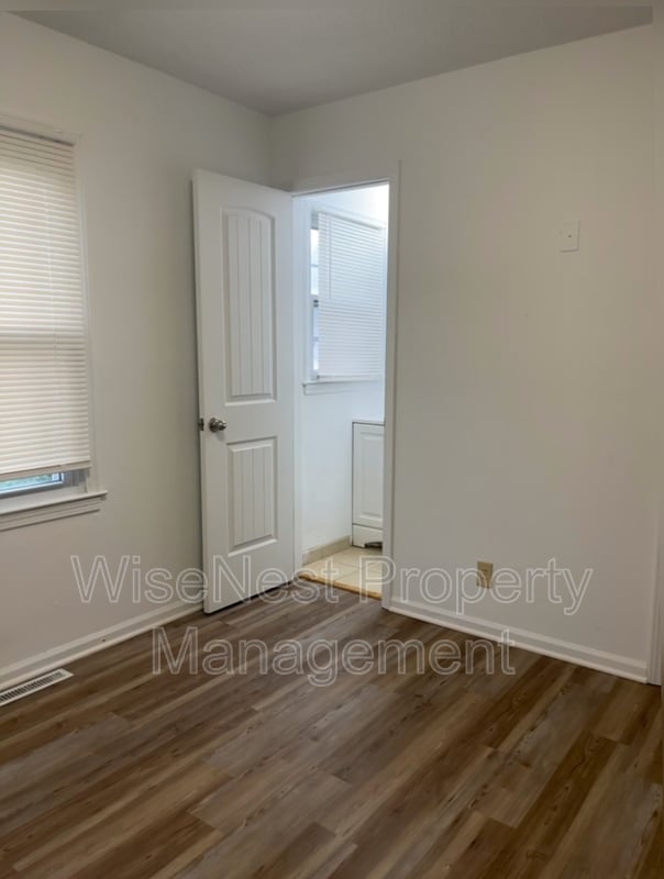 Building Photo - 805 W 39 St N