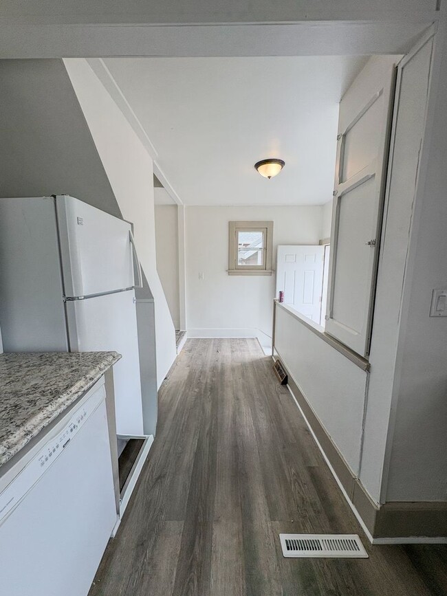 Building Photo - 3 bed 2 bath Home with Fenced Yard