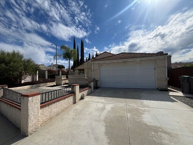 Building Photo - 39510 Sunrose Dr
