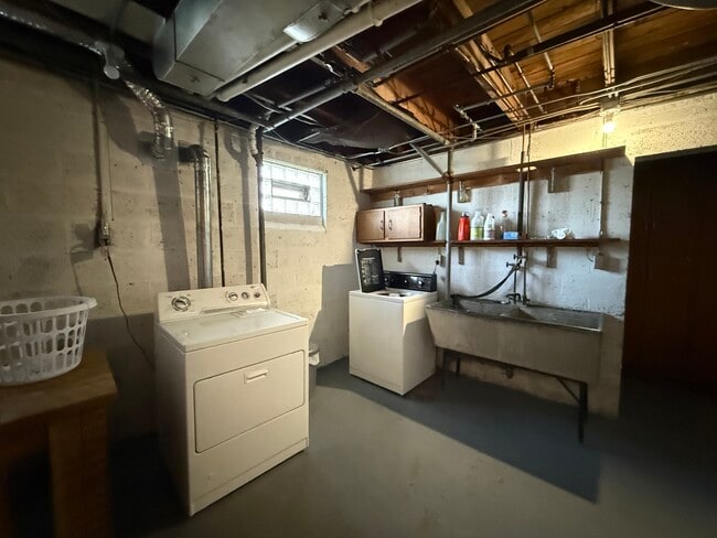 Building Photo - 5 Skyline Dr