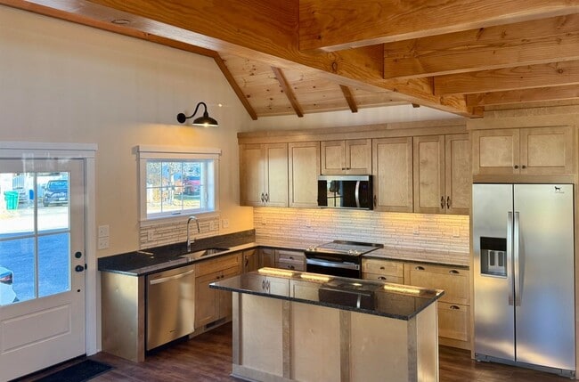 Building Photo - 28 Emerald Ave