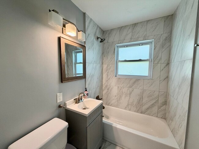 Building Photo - 1615 Crest Dr