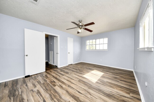 Building Photo - 23927 Verngate Dr