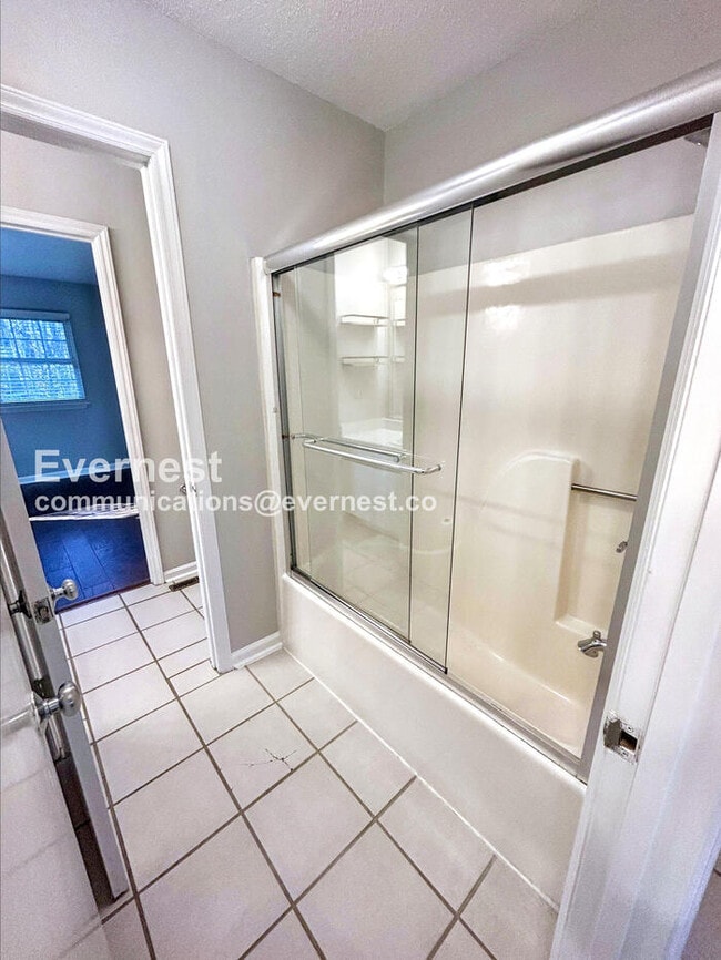 Building Photo - 2 Bed/2.5 Bath Condo with Off-Street Parking / Available Now!