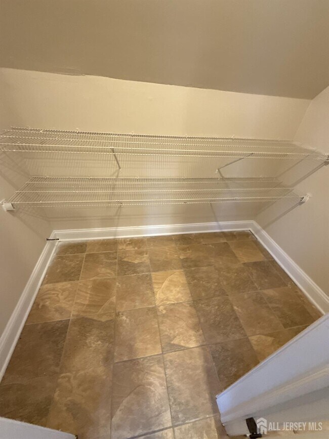 Building Photo - 472 Cliff Rd