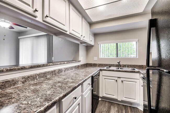 Building Photo - Oak Tree Court Apartment Homes