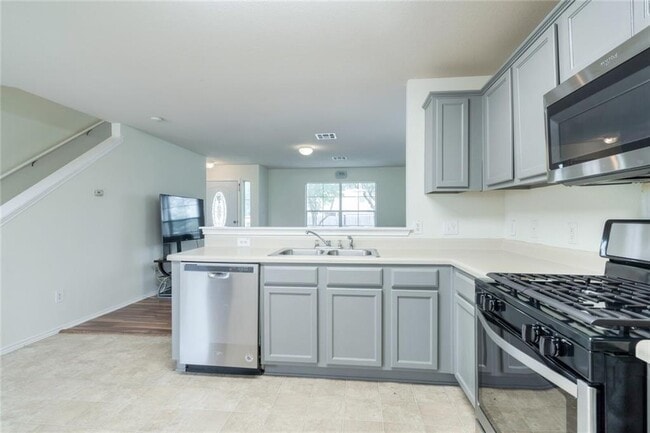 Building Photo - 2735 Fairview Dr