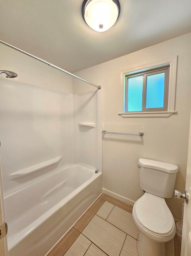 Building Photo - $2,700 – Spacious 4 Bed / 2 Bath Home in S...