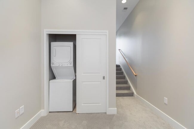 Building Photo - Modern 1 bed + Den in Logan Circle