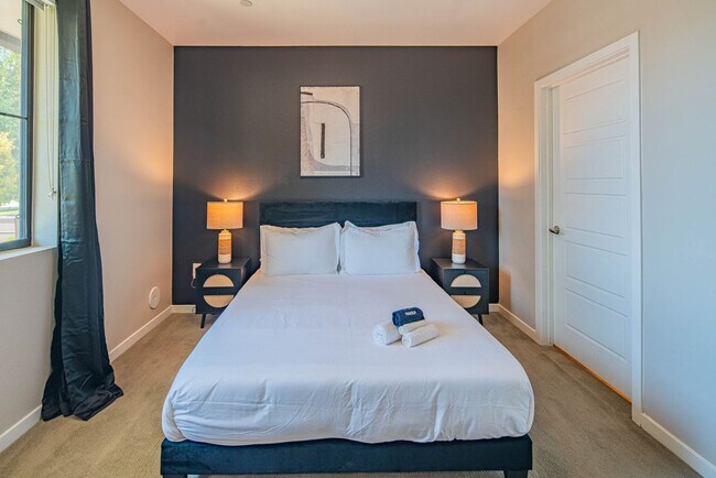 Building Photo - 777 E Stella Ln