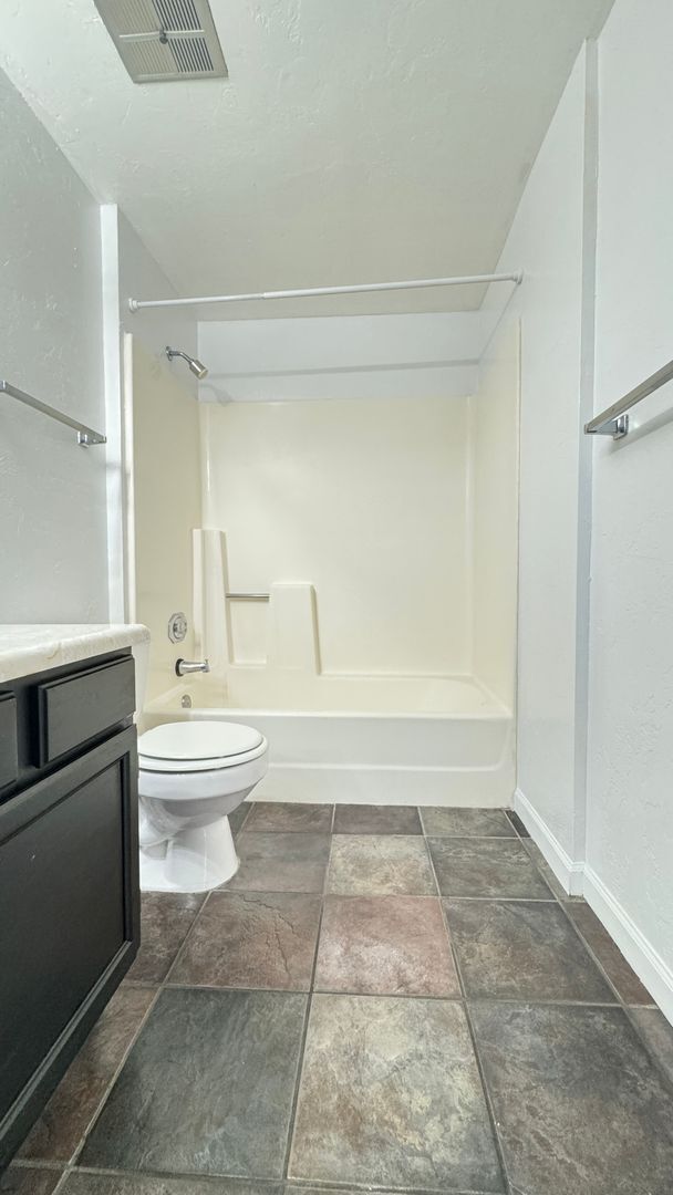 Building Photo - Eastside (Golf Links and Pantano) spacious 2nd floor 2 bed, 2 bath condo!