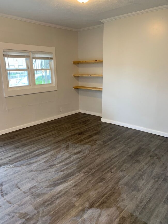 Building Photo - 2 bedroom