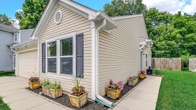 Building Photo - 4447 Connaught Dr E