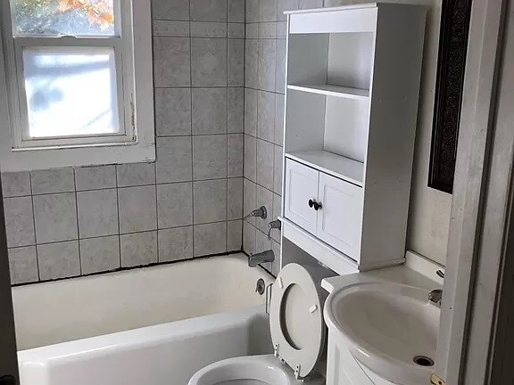 Building Photo - 607 Snow St