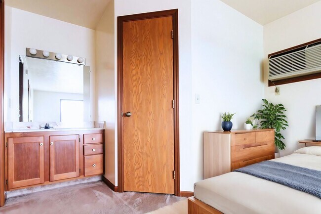Building Photo - Smart Space. Great Location.