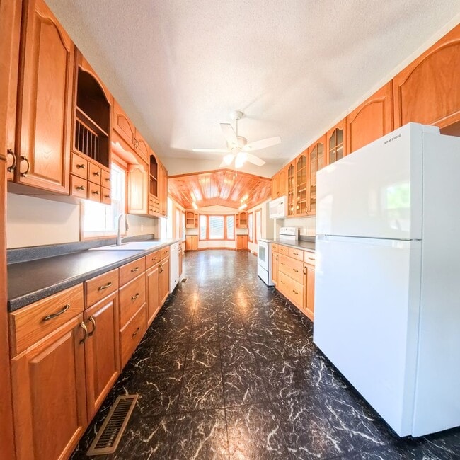 Building Photo - Newly updated 3 bedroom 2 bathroom home