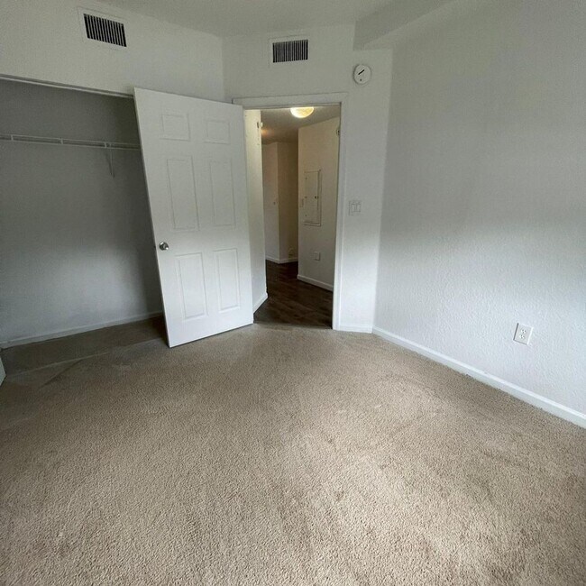 Building Photo - 1157 Golden Lakes Blvd
