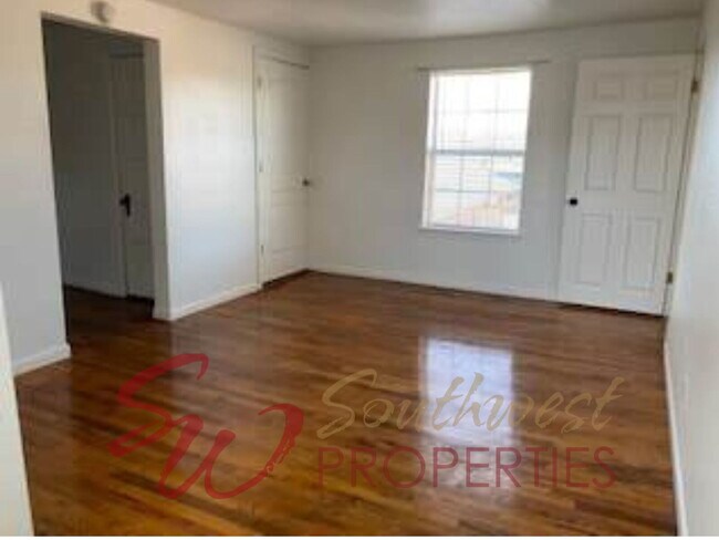 Building Photo - Spacious Upstairs 1-Bedroom Apartment in Downtown Stephenville