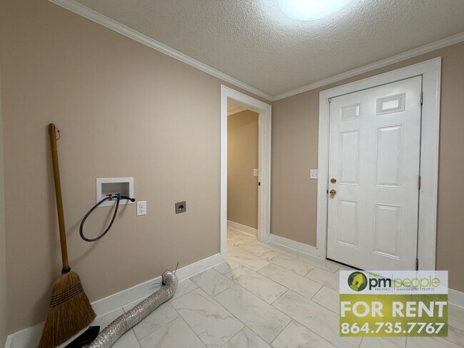 Building Photo - Pickens 3/2 Near Main Street!